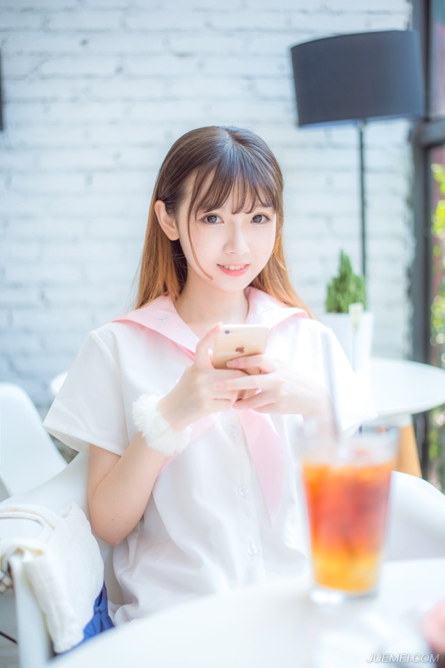 “多谢将军好意。”刘璋点点头，其实也没什么好收拾的，之前收拢的财富他是不能带走的，也只有招呼了家人妻子，便要上路。